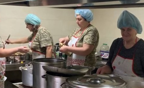 Як у Кременецькому ліцеї Уласа Самчука готують їжу і передають на фронт для військових: відео