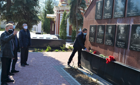 Квіти до пам’ятників і могил солдатів: так до Дня визволення Біляївка вшанувала пам'ять героїв 