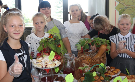 Домашня випічка для допомоги: у Старокостянтинові відбувся благодійний ярмарок