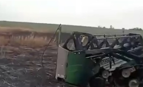 На Херсонщині окупанти атакували дроном комбайн: вигоріло поле (відео)