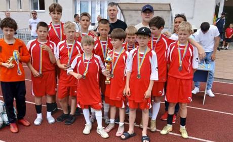 Футболісти з Південноукраїнська здобули бронзу чемпіонату області, а їхній голкіпер став найкращим