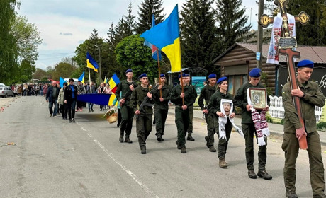 Дві громади прощалися із загиблим воїном