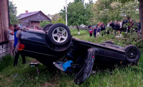 Врізалась в електроопору і паркан: у Сарненському районі неповнолітня дівчина перекинулась на авто