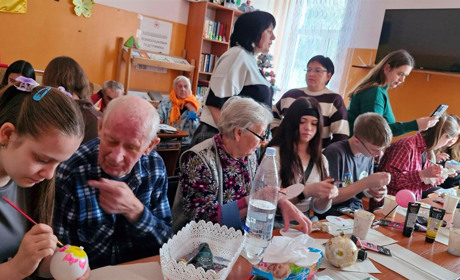 У Барі ліцеїсти разом із мешканцями відділення «Милосердя» розмальовували ялинкові іграшки