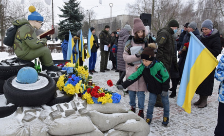 Герої не вмирають, поки живе про них пам’ять: нетішинці віддали шану Героям Небесної Сотні 