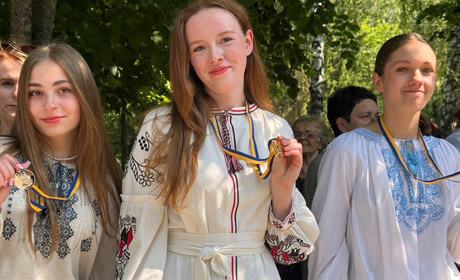 Ну які ж вони красиві! У Старокостянтининові провели церемонію нагородження медалістів