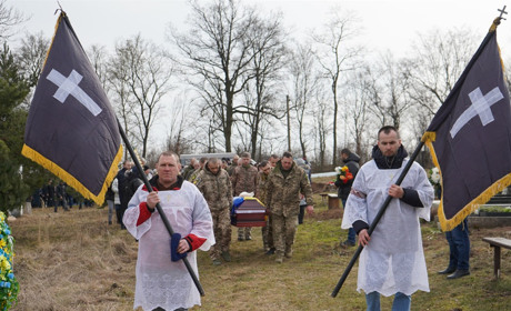 Хотів захищати Україну, але доля вирішила інакше. У Лісогірці попрощалися з Андрієм Карпінським