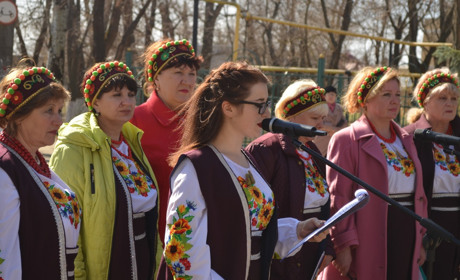У Біляївці пам'ять Тараса Шевченка вшанували квітами, віршами та піснею