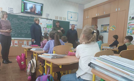 Подарунки до Великодня: гімназисти зібрали для бійців гостинці