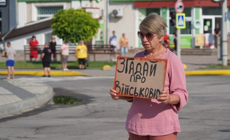 Тиша, що говорить гучніше за слова: як хвилина мовчання у Городку стала традицією пам’яті