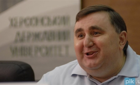9 років без Олега Мішукова. Ми зібрали яскраві фото ректора херсонського університету та митця