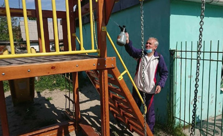 У Фастові дезинфікують дитячі майданчики, стадіони поки закриті