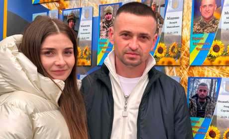 У Старокостянтинові вперше звільнений з полону військовий зняв свій портрет з Алеї Незламних