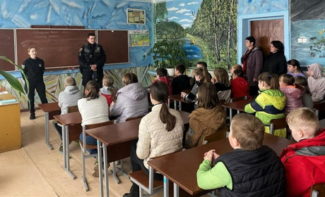 Поліцейські провели в Тучному пізнавальний урок щодо протидії булінгу