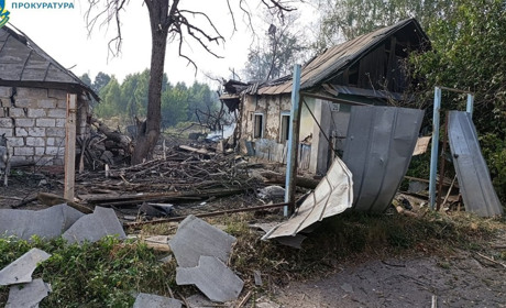 Росіяни скинули авіабомби на Шосткинський район, у власному домогосподарстві загинула жінка