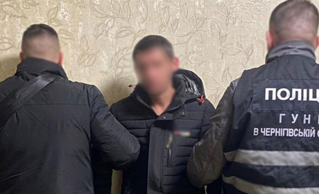 Викрав 300 тисяч гривень з сейфа: у Чернігові поліція затримала підозрюваного у крадіжці
