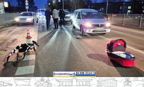 У Вараші авто збило коляску з малям