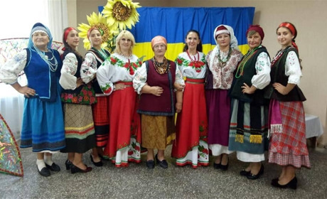 Красуні в ошатних костюмах минулого: у Миколаївці театр мод народного вбрання