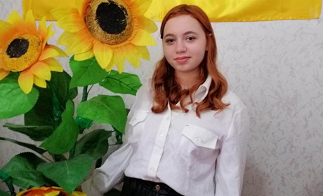 Юна поетеса Альбіна Баша пише вірші та чекає татка з війни