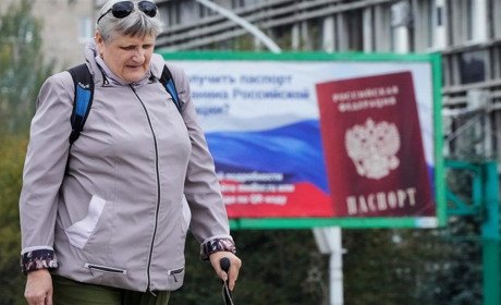 Примусова паспортизація. На Луганщині окупанти почали видавати бюджетникам картки резидентів РФ