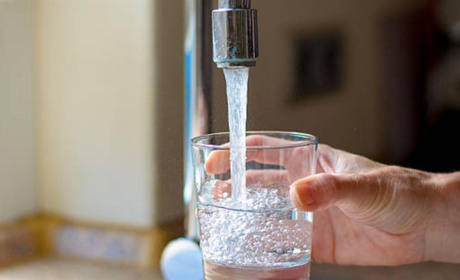 Аварія на приватній водопровідній мережі у Звягелі: без води залишилися три вулиці