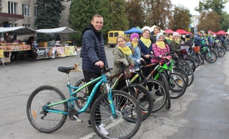 У Славуті відбувся традиційний велопробіг та висаджено нову «Алею дружби»