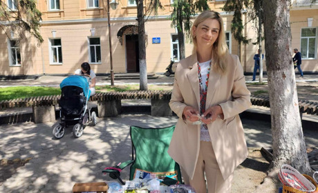 Первомайчанка працює у техніці мікровишивки: кодує імена та побажання удачі