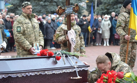 Війна забрала батька в маленької дівчинки: южноукраїнці попрощалися з воїном Олександром Колесником