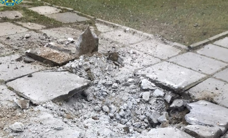 Росіяни знов обстріляли Херсон: ворожий снаряд влучив поблизу супермаркету