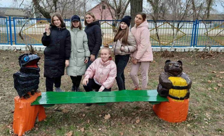 Молодь з різних населених пунктів громади допомагала облаштувати місця відпочинку один одному