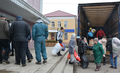 Золотонісці завантажили і провели у добру путь гуманітарну допомогу від усього 197-го округу