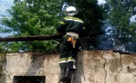 У Шостці у Садовому мікрорайоні горів нежитловий будинок