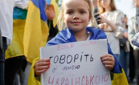 "Українською, будь ласка". Мовний закон в дії: що змінилося та хто може захистити ваші права
