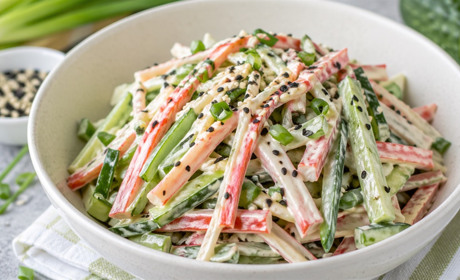 Рецепт дня: салат із крабовими паличками, огірком і соусом теріякі