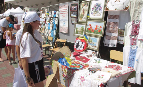 Цветы из лент, куклы-мотанки и свечи, сделанные своими руками: чем порадовал «Город мастеров» 