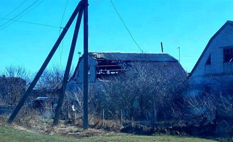 Ворожі обстріли на Херсонщині: зруйновані будинки та школа, пошкоджені автівки (ФОТО)