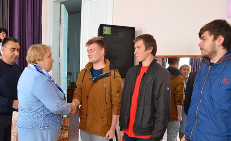 У Корюківці урочисто провели у солдати  трьох хлопців