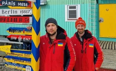 Шепетівський полярник із колегами "декомунізував" дороговказ на станції "Академік Вернадський"