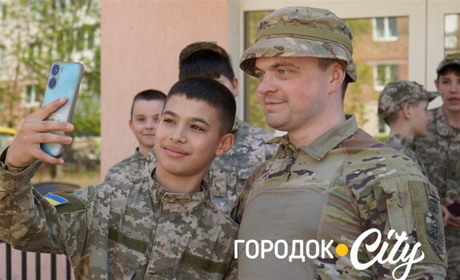 Зустріч з Героєм України. До Городоцького ліцею №4 завітав старший лейтенант ЗСУ Дмитро Чавалах
