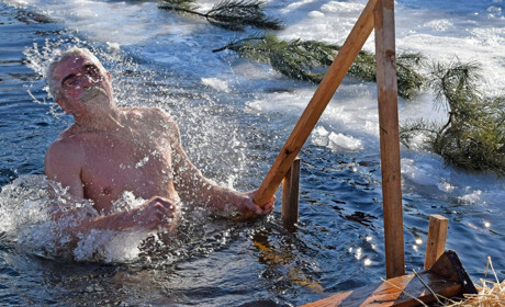 Як жмеринчани пірнали на Водохреще у крижану воду: відео і фоторепортаж