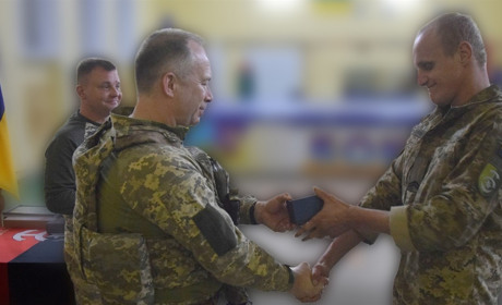 Командувач Сухопутних військ ЗСУ Олександр Сирський нагородив воїнів 30 ОМБр відзнаками