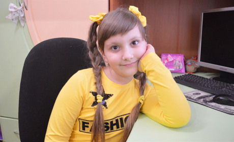 Переможниця фотоконкурсу "Сусідів": мама не пошкодувала для її вбрання випускної сукні