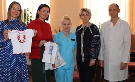 Новонароджені дітки у День вишиванки в Жмеринці отримали у подарунок свої перші вишиті сорочечки