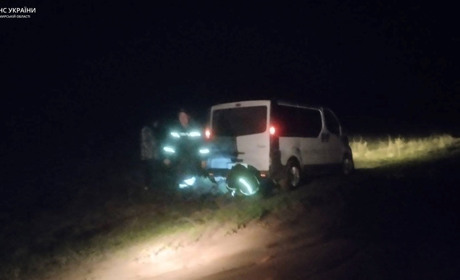 Звягельські рятувальники витягнули бус волонтерки, який загруз у багнюці