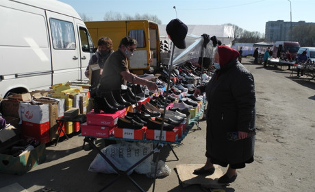 «Міський голова дозволив!» Підприємці так пояснили, чому вийшли торгувати одягом попри локдаун