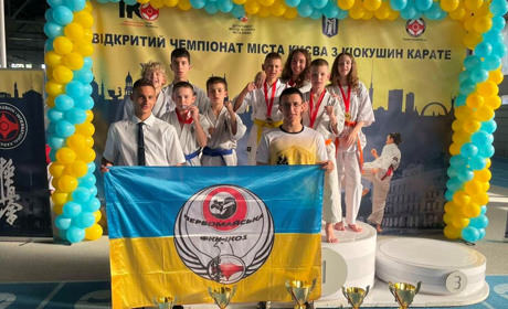 По два «золота» і «срібла» та одна «бронза». Первомайські каратисти повернулися з Києва