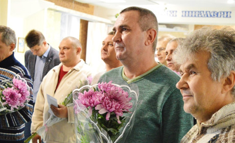 Десятьох працівників Корюківської фабрики шпалер нагородили ювілейними медалями за 25-річну працю
