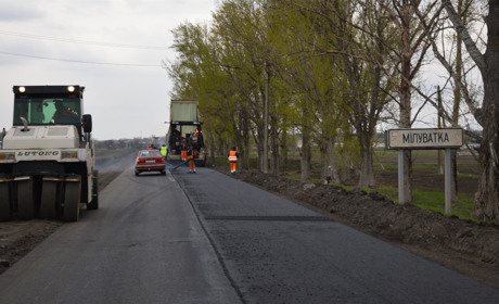 У Сватівському районі від Мілуватки до Новомикільського ремонтують дорогу: подробиці