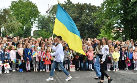 Донати замість квітів: у школах Дрогобича 1 вересня збиратимуть гроші нашим захисникам