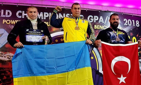 Профессиональный спасатель из Мелитополя завоевал два «золота» на чемпионате мира по пауэрлифтингу